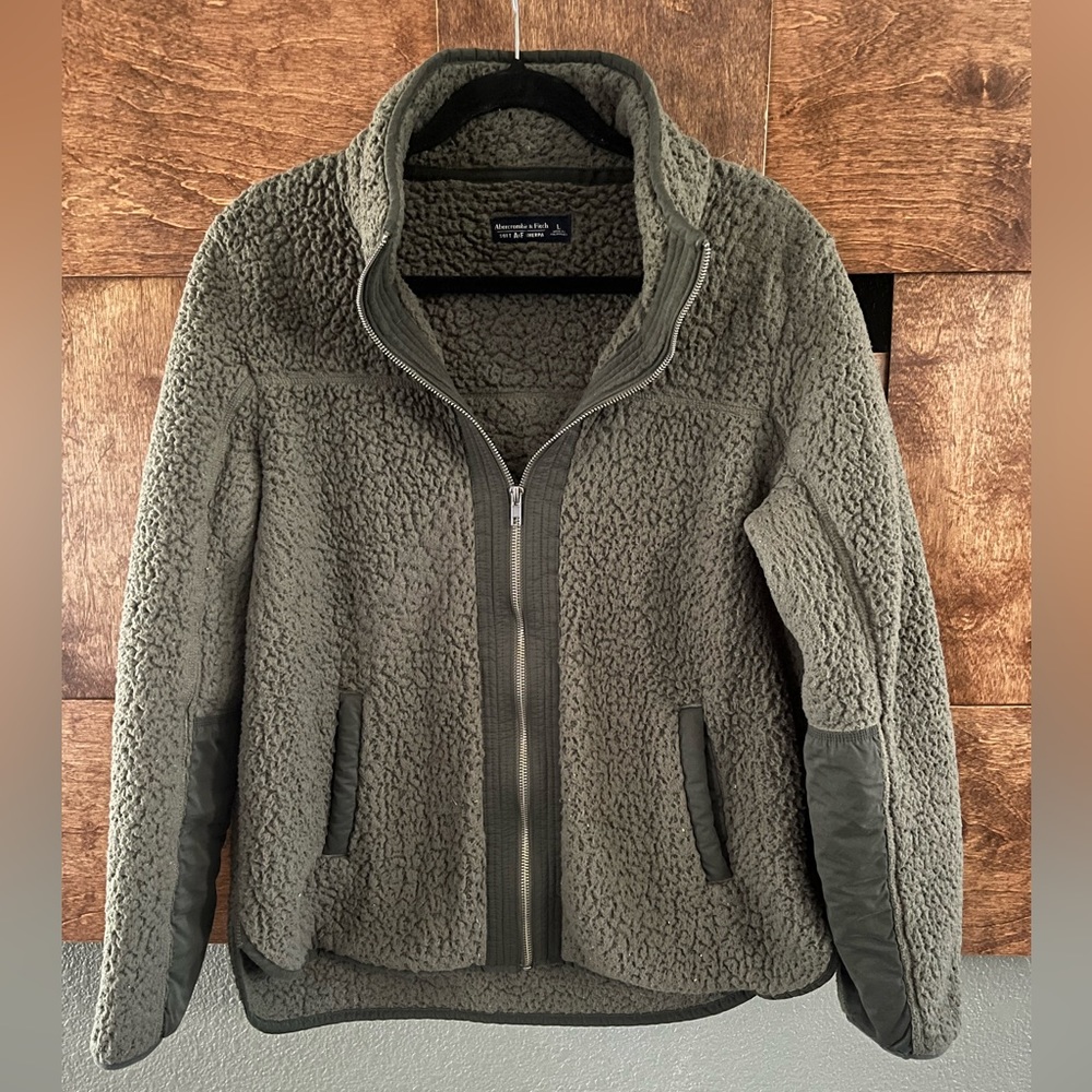 Abercrombie and Fitch Sherpa Jacket in Olive Green. Size Large